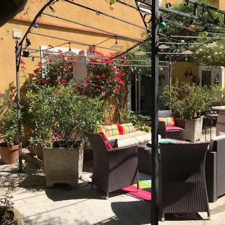 « cote Jardin » Central/piscine/jacuzzi/parking